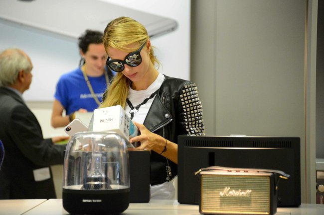 Пэрис Хилтон показала голубые стрингачи в Милане: paris-hilton-46_Starbeat.ru