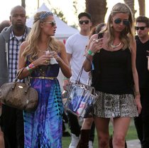 Второй день фестиваля «Коачелла»: Пэрис и Ники Хилтон: paris-and-nicky-hilton-at-2013-coachella-valley-music-and-arts-festival-in-indio--01_Starbeat.ru
