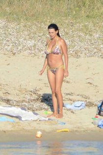 Пенелопа Крус отдыхает с семьей на Корсике: penelope-cruz-bikini-photos-2013-in-corsica--01_Starbeat.ru