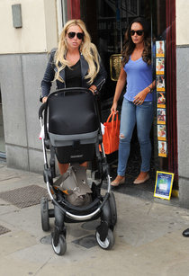 Тамара и Петра Экклстоун около «Starbucks» в Челси: tamara-and-petra-ecclestone---seen-outside-a-starbucks-in-chelsea--01_Starbeat.ru