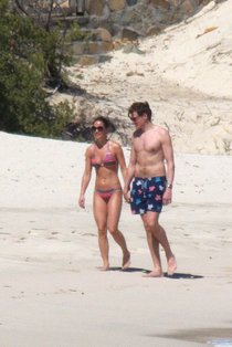Пиппа Миддлтон в бикини на острове Мюстик: pippa-middleton---wearing-a-bikini-in-mustique-island-01_Starbeat.ru