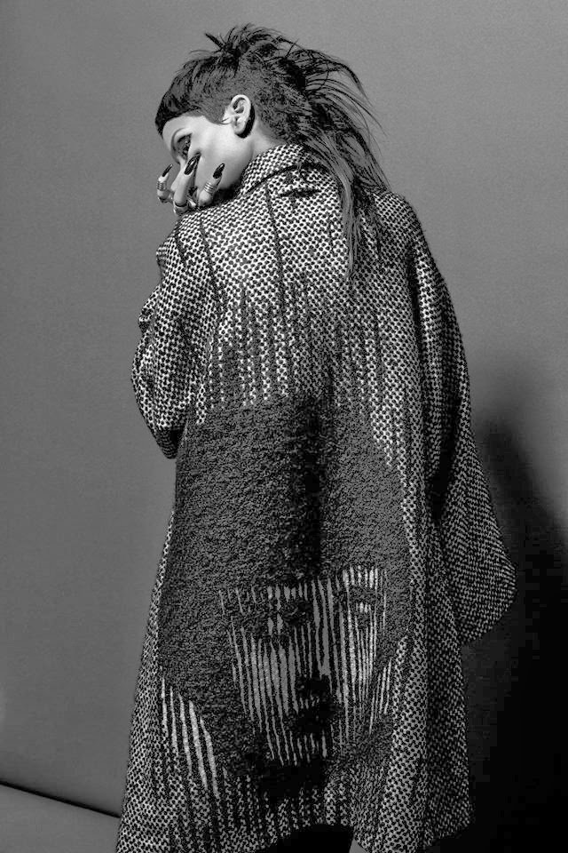 Фотосессия Рианны для «032c Magazine» (зима 2013/2014): rihanna-032c-magazine--15_Starbeat.ru