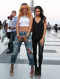 Увеличить фото rihanna-and-friends-photoshoot-in-front-of-the-eiffel-tower-01_Starbeat.ru Фотосессия на фоне Эйфелевой башни: Рианна с друзьями: rihanna-and-friends-photoshoot-in-front-of-the-eiffel-tower-01_Starbeat.ru