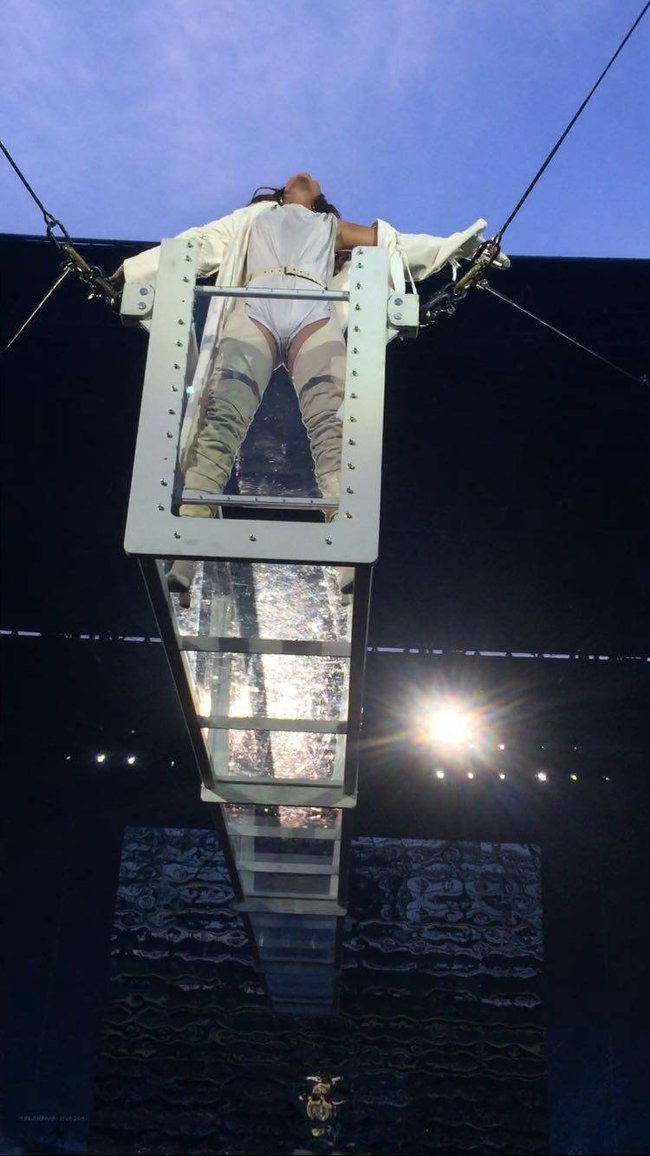 Рианна разложилась на концерте как лягушка: rihanna-1-2_Starbeat.ru