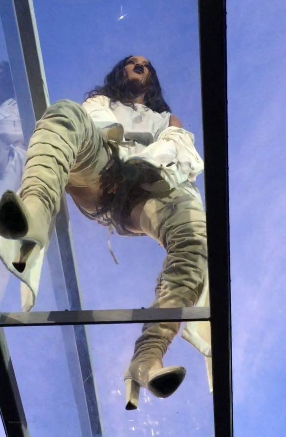 Рианна разложилась на концерте как лягушка: rihanna-3-2_Starbeat.ru