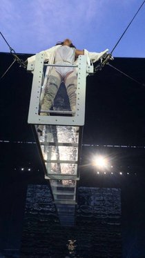 Рианна разложилась на концерте как лягушка: rihanna-1-2_Starbeat.ru