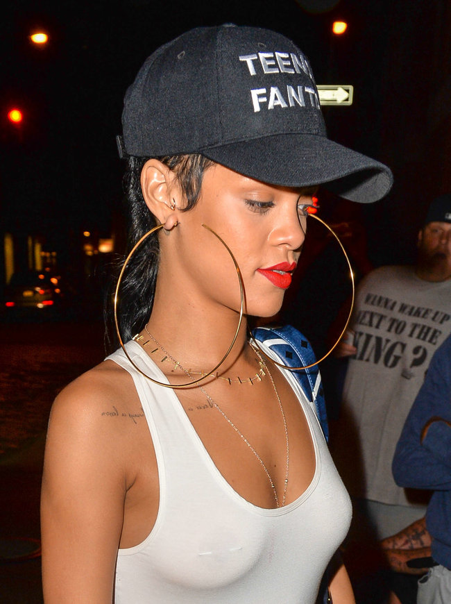Рианна в экстремально коротких шортах покидает нью-йоркский отель: rihanna-at-a-hotel-in-new-york--13_Starbeat.ru