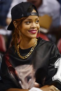 Увеличить фото rihanna-at-miami-heat-game--15_Starbeat.ru Рианна на баскетбольном матче: болеем за «Майами Хит»!: rihanna-at-miami-heat-game--15_Starbeat.ru