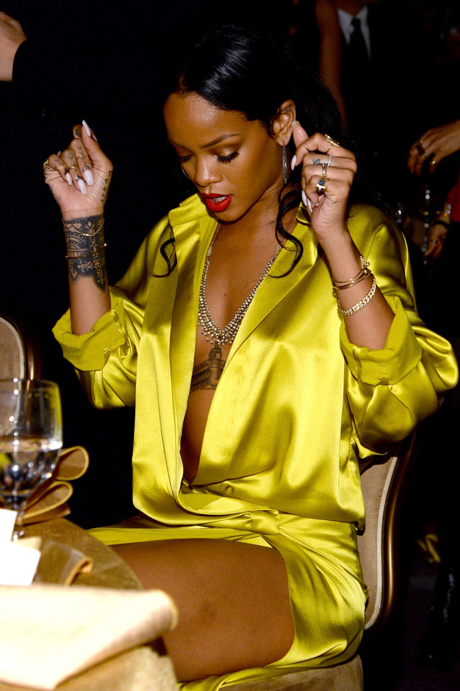 Рианна на светском рауте «Clive Davis 56th GRAMMY Awards»: rihanna-2014-grammy-photos--01_Starbeat.ru