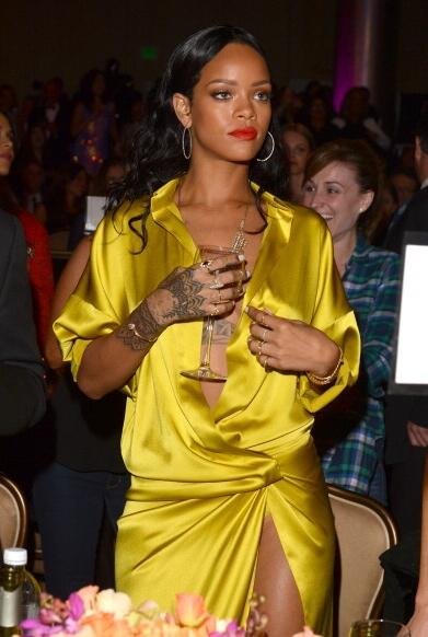 Рианна на светском рауте «Clive Davis 56th GRAMMY Awards»: rihanna-grammy-2014-clive-davis-pre-grammy-10_Starbeat.ru