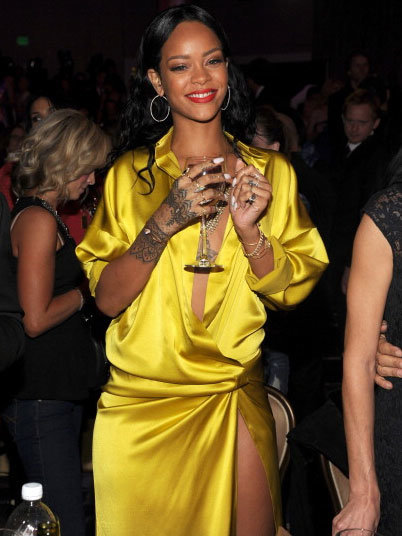 Рианна на светском рауте «Clive Davis 56th GRAMMY Awards»: rihanna-grammy-2014-clive-davis-pre-grammy-1_Starbeat.ru