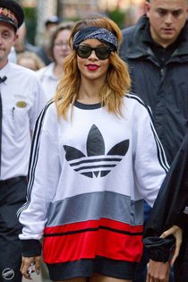 Рианна в датском развлекательном парке «Тиволи»: rihanna-at-tivoli-garden-amusement-park-in-copenhagen--20_Starbeat.ru
