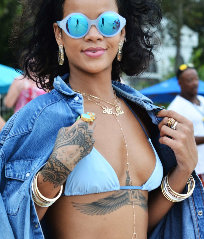 Рианна отдыхает на Барбадосе в бикини: rihanna-bikini-pics-2013-barbados--03_Starbeat.ru