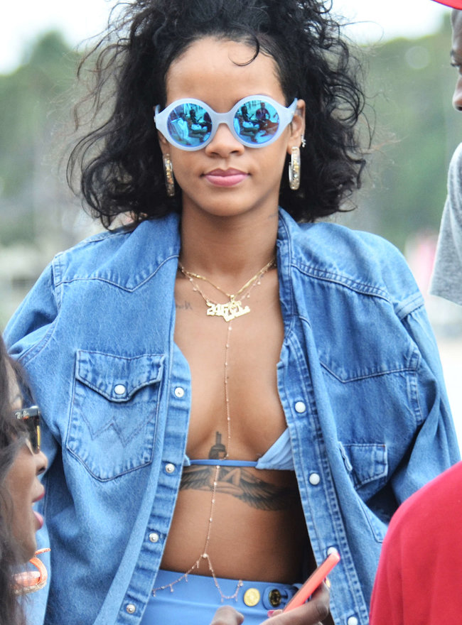 Рианна отдыхает на Барбадосе в бикини: rihanna-bikini-pics-2013-barbados--05_Starbeat.ru