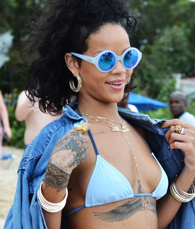 Рианна отдыхает на Барбадосе в бикини: rihanna-bikini-pics-2013-barbados--13_Starbeat.ru