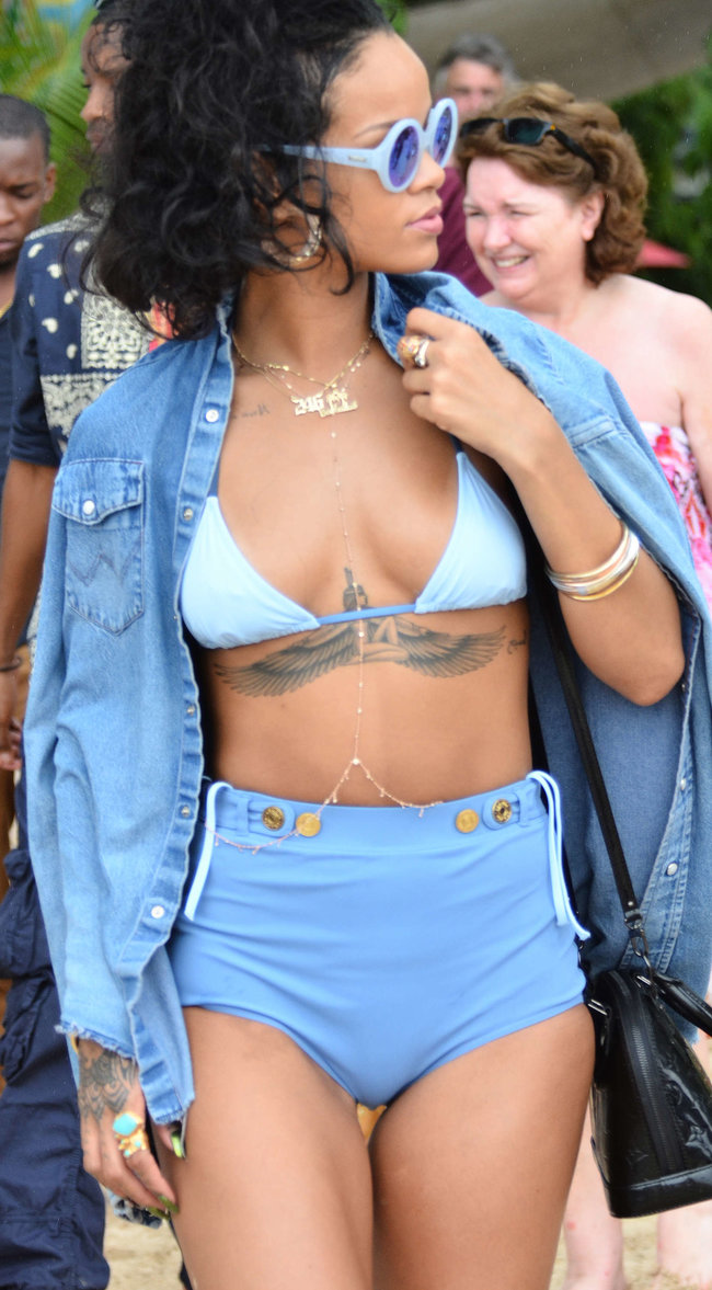 Рианна отдыхает на Барбадосе в бикини: rihanna-bikini-pics-2013-barbados--16_Starbeat.ru