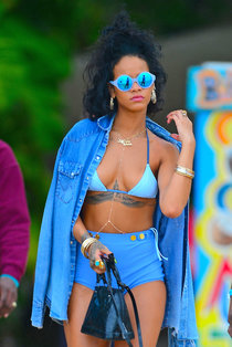 Рианна отдыхает на Барбадосе в бикини: rihanna-bikini-pics-2013-barbados--14_Starbeat.ru