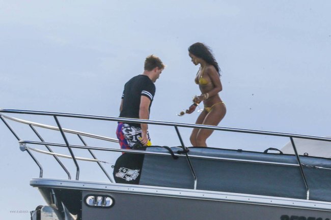 Рианна отдыхает на яхте в Рио-де-Жанейро: rihanna-141_Starbeat.ru