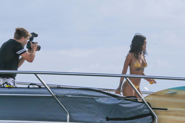 Рианна отдыхает на яхте в Рио-де-Жанейро: rihanna-181_Starbeat.ru