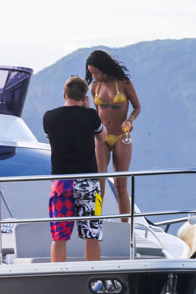 Рианна отдыхает на яхте в Рио-де-Жанейро: rihanna-82_Starbeat.ru