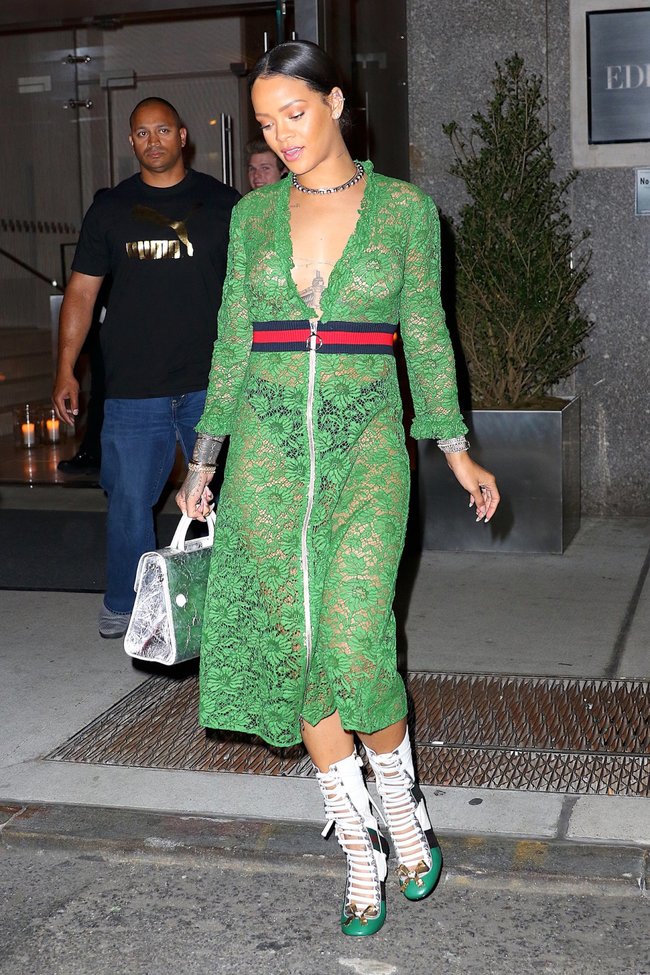 Рианна обернулась в занавеску: сосок дышит свежим воздухом: rihanna-11_Starbeat.ru