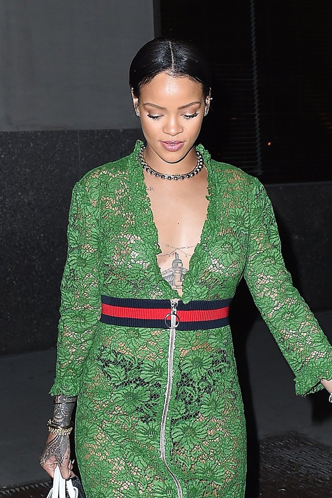 Рианна обернулась в занавеску: сосок дышит свежим воздухом: rihanna-14_Starbeat.ru