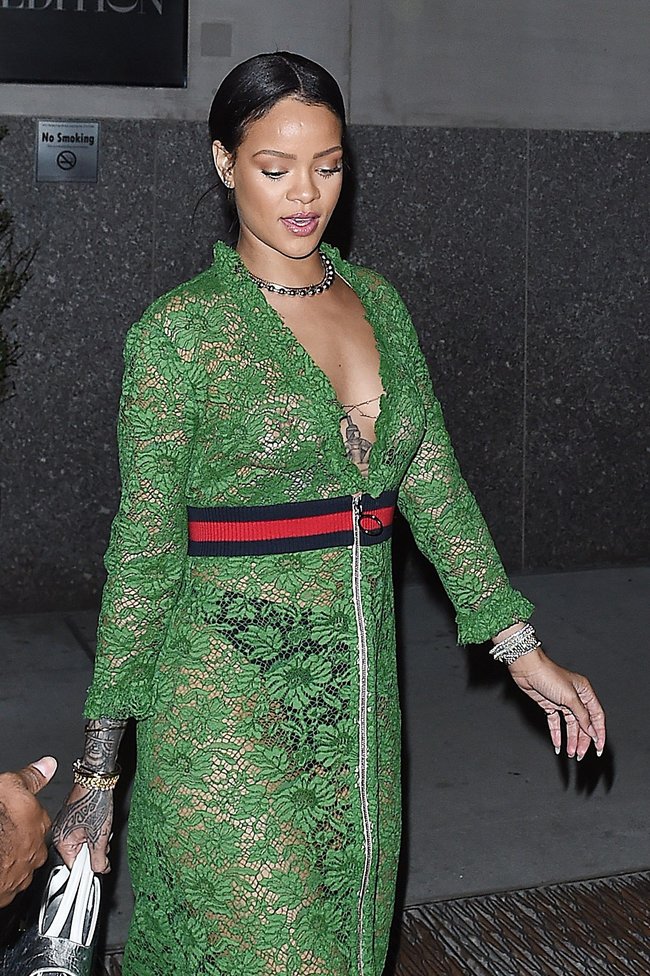 Рианна обернулась в занавеску: сосок дышит свежим воздухом: rihanna-17_Starbeat.ru