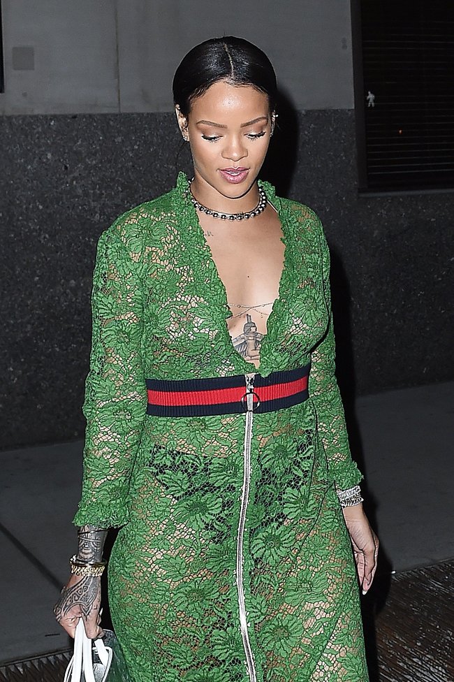 Рианна обернулась в занавеску: сосок дышит свежим воздухом: rihanna-18_Starbeat.ru
