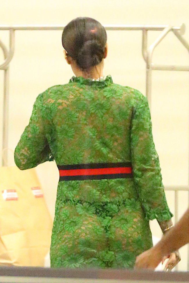 Рианна обернулась в занавеску: сосок дышит свежим воздухом: rihanna-20_Starbeat.ru