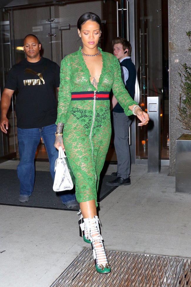 Рианна обернулась в занавеску: сосок дышит свежим воздухом: rihanna-4_Starbeat.ru