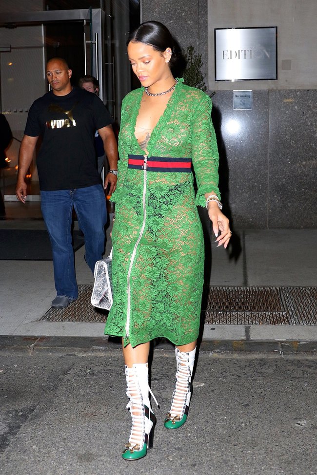 Рианна обернулась в занавеску: сосок дышит свежим воздухом: rihanna-7_Starbeat.ru
