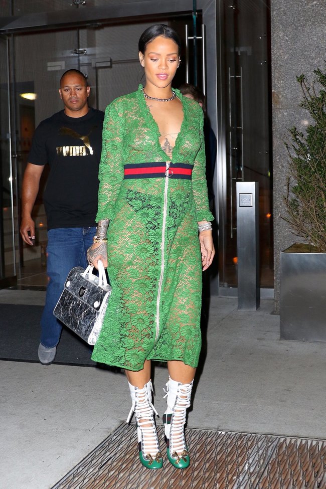 Рианна обернулась в занавеску: сосок дышит свежим воздухом: rihanna-8_Starbeat.ru