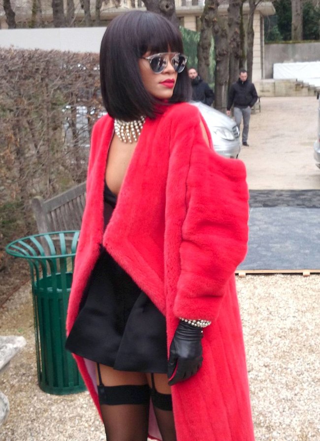 Модный показ «Christian Dior» в Париже посетила Рианна: rihanna-1_Starbeat.ru