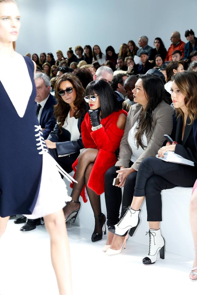 Модный показ «Christian Dior» в Париже посетила Рианна: rihanna-21_Starbeat.ru