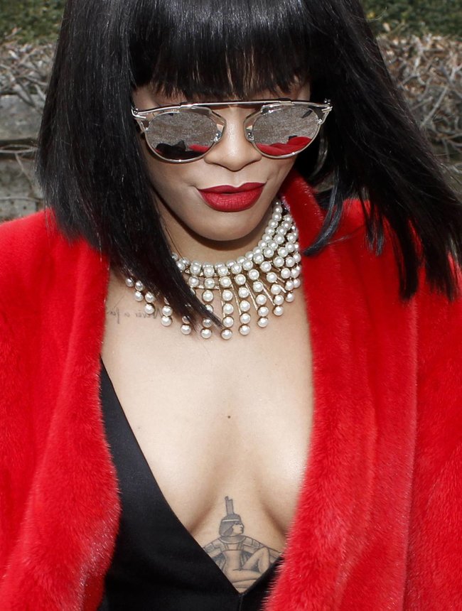 Модный показ «Christian Dior» в Париже посетила Рианна: rihanna-23_Starbeat.ru