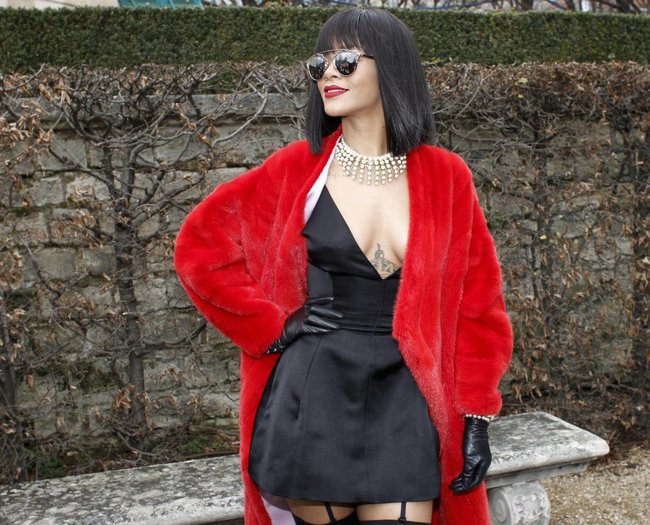 Модный показ «Christian Dior» в Париже посетила Рианна: rihanna-25_Starbeat.ru