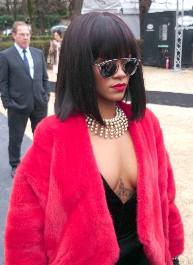 Модный показ «Christian Dior» в Париже посетила Рианна: rihanna-2_Starbeat.ru