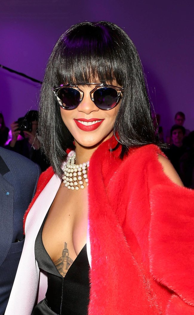 Модный показ «Christian Dior» в Париже посетила Рианна: rihanna-9_Starbeat.ru