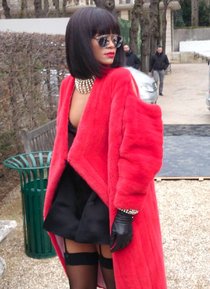 Модный показ «Christian Dior» в Париже посетила Рианна: rihanna-1_Starbeat.ru