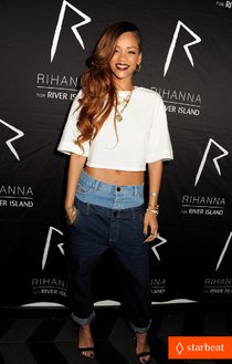 Увеличить фото rihanna-double-jeans-look-at-river-island-after-party-01_Starbeat.ru Афтепати с Рианной в Лондоне: rihanna-double-jeans-look-at-river-island-after-party-01_Starbeat.ru