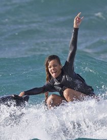 Увеличить фото Rihanna---jetskiing-in-Hawaii--18-e1361574938556_Starbeat.ru Гавайские каникулы: Рианна прокатилась на водных лыжах: Rihanna---jetskiing-in-Hawaii--18-e1361574938556_Starbeat.ru