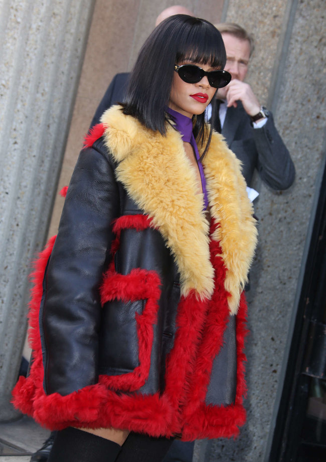 Рианна посетила модный показ «Miu Miu» в Париже: rihanna-miu-miu-fashion-show-in-paris--01_Starbeat.ru