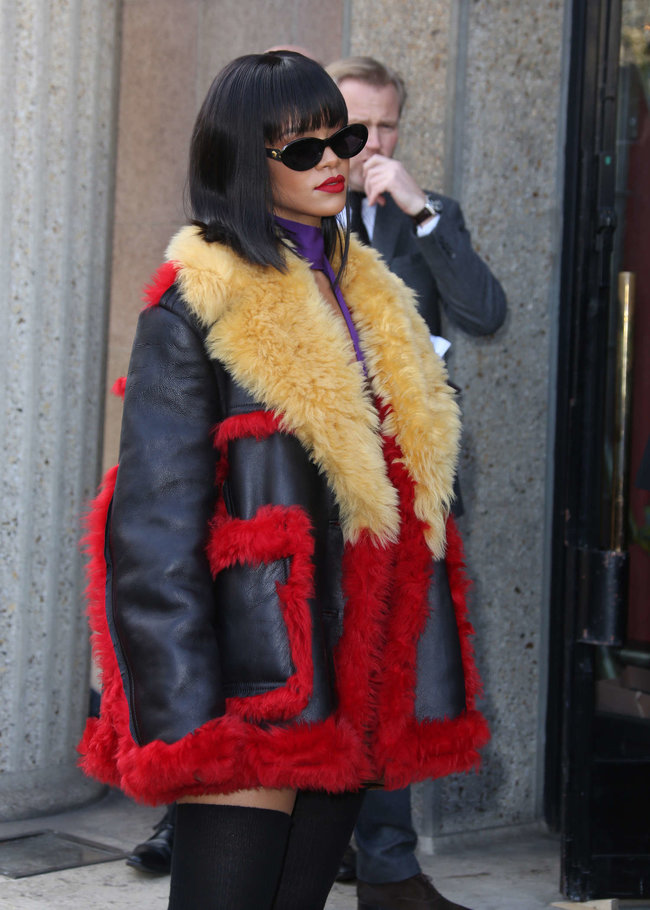 Рианна посетила модный показ «Miu Miu» в Париже: rihanna-miu-miu-fashion-show-in-paris--02_Starbeat.ru