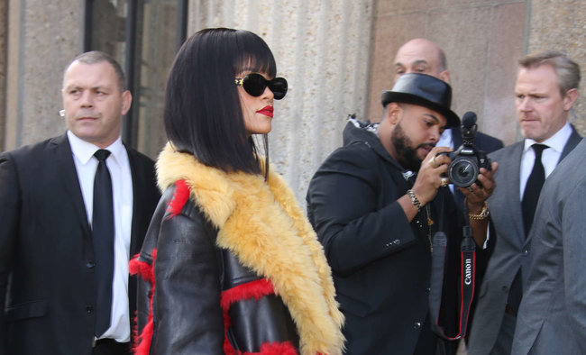 Рианна посетила модный показ «Miu Miu» в Париже: rihanna-miu-miu-fashion-show-in-paris--03_Starbeat.ru