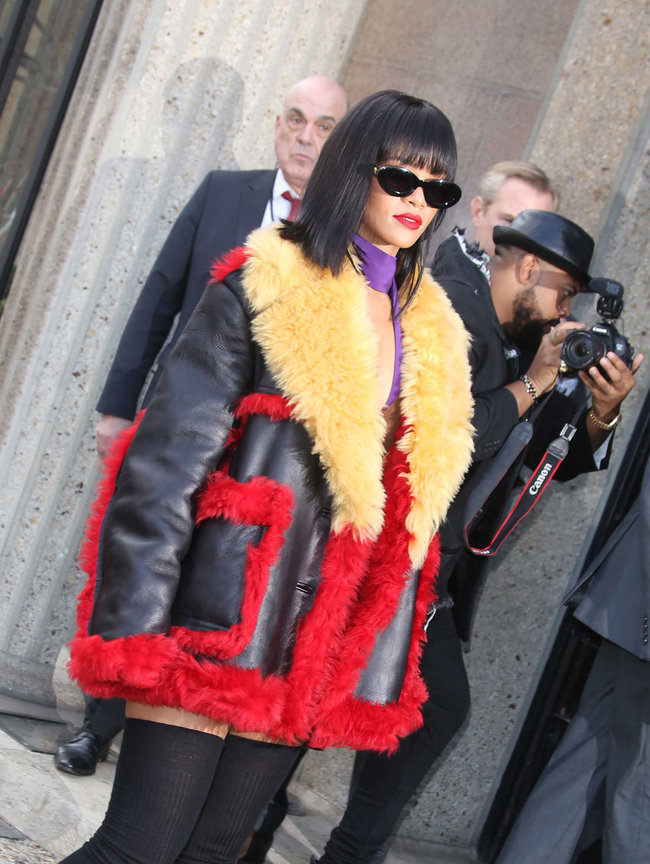 Рианна посетила модный показ «Miu Miu» в Париже: rihanna-miu-miu-fashion-show-in-paris--04_Starbeat.ru