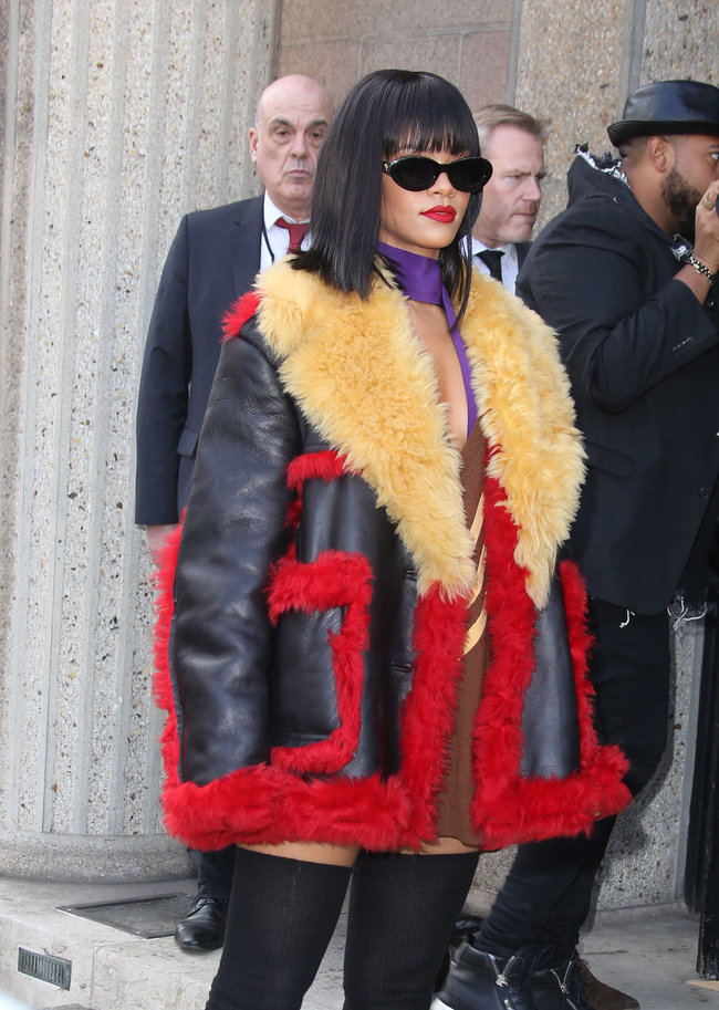 Рианна посетила модный показ «Miu Miu» в Париже: rihanna-miu-miu-fashion-show-in-paris--05_Starbeat.ru