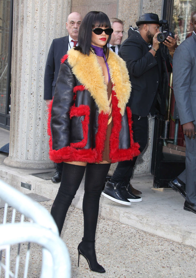 Рианна посетила модный показ «Miu Miu» в Париже: rihanna-miu-miu-fashion-show-in-paris--06_Starbeat.ru