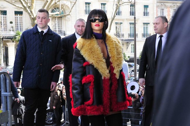 Рианна посетила модный показ «Miu Miu» в Париже: rihanna-miu-miu-fashion-show-in-paris--07_Starbeat.ru
