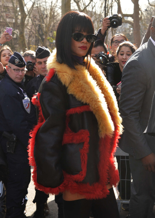 Рианна посетила модный показ «Miu Miu» в Париже: rihanna-miu-miu-fashion-show-in-paris--08_Starbeat.ru