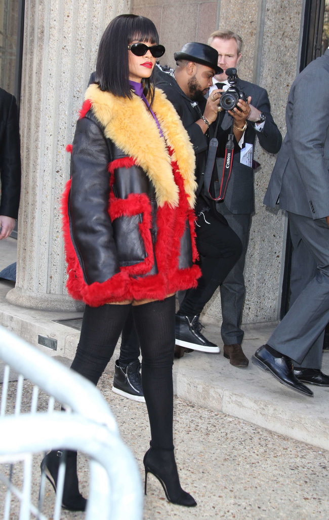Рианна посетила модный показ «Miu Miu» в Париже: rihanna-miu-miu-fashion-show-in-paris--09_Starbeat.ru